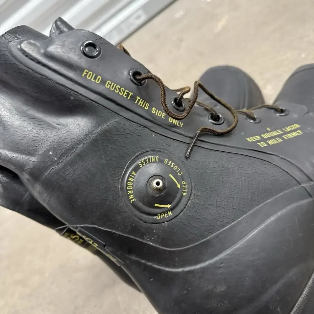 VINTAGE 1984 MILITARY BATA BUNNY MICKEY MOUSE EXTREME COLD BOOTS SIZE 10R BLACK